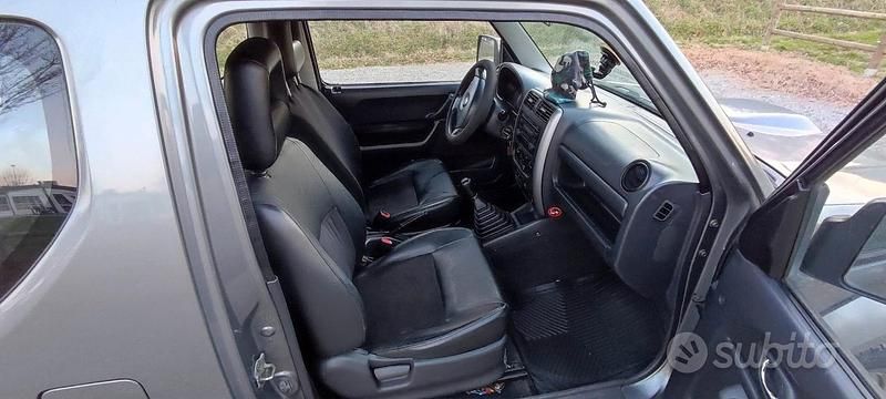 Usata Suzuki Jimny 86 CV (63 kW) 2006 Grigio SUV