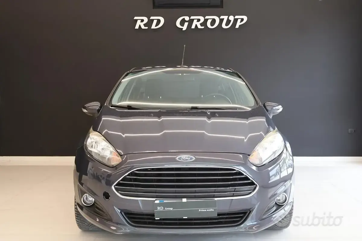Usado Ford Fiesta Titanium 75 HP (55 kW) 2013 Cinzento Citadino