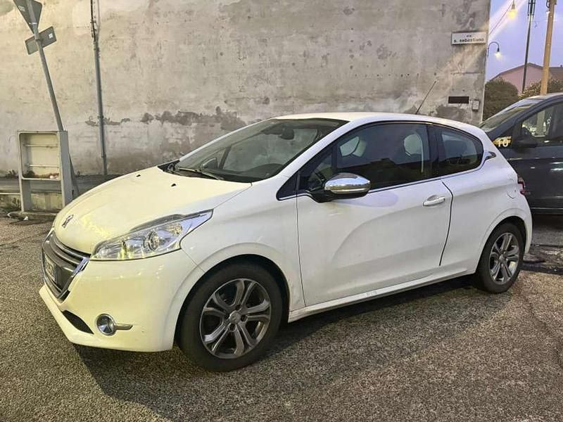 Usata Peugeot 208 Allure 68 CV (50 kW) 2013 Bianco Utilitaria