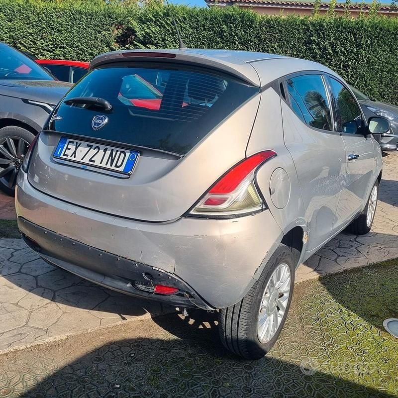 Usata Lancia Ypsilon Silver 85 CV (62 kW) 2014 Giallo Utilitaria