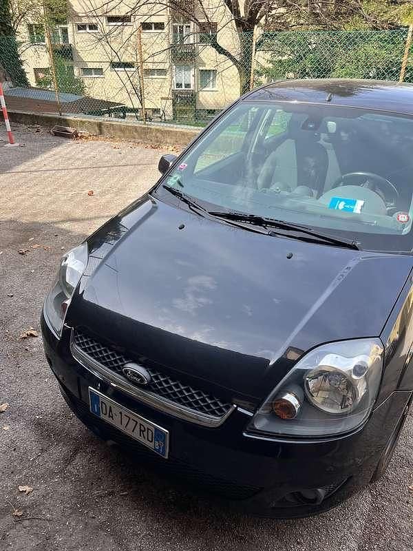 Usata Ford Fiesta Ghia 79 CV (58 kW) 2006 Nero Utilitaria