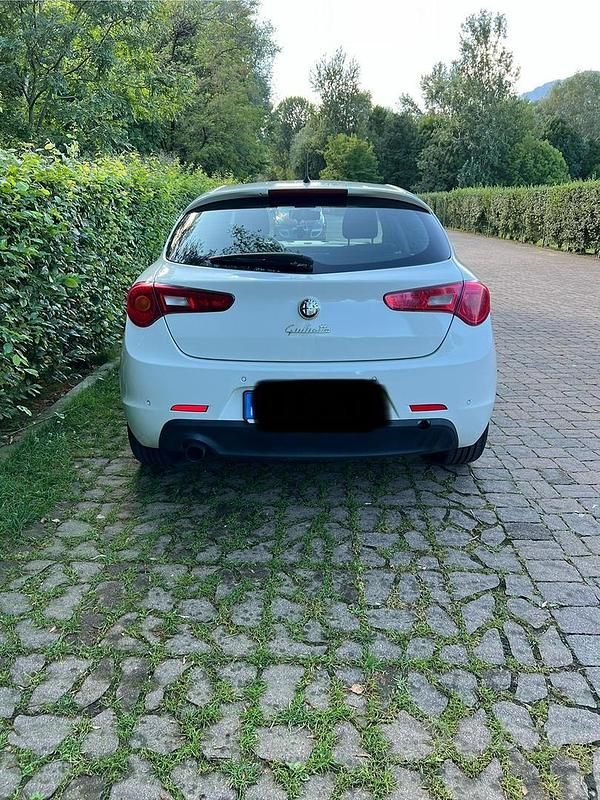 Usata 2013 Alfa Romeo Giulietta Tre volumi | 7200 € (Buon prezzo) - Immagine 1/4