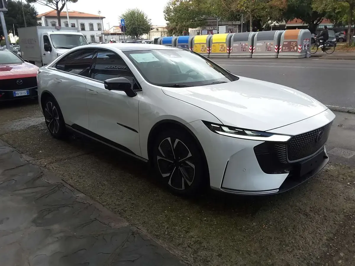 Nuova Mazda 6e Takumi-Line 189 kW (258 CV) 2026 Crystal white pearl met Berlina