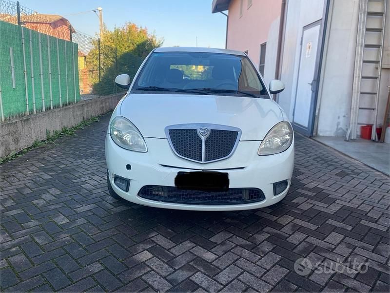 Usata Lancia Ypsilon Platinum 77 CV (56 kW) 2011 Bianco Utilitaria