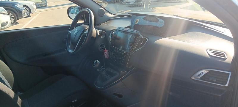 Usata Lancia Ypsilon Gold 69 CV (50 kW) 2022 Grigio Utilitaria