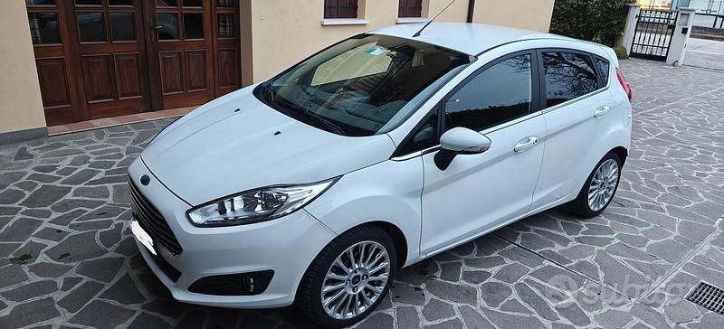 Usata Ford Fiesta 75 CV (55 kW) 2015 Bianco Utilitaria