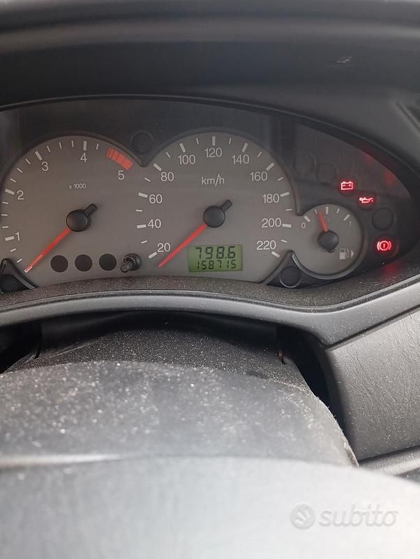 Begagnad Ford Focus 116 HK (85 kW) 2004 Grå Sedan