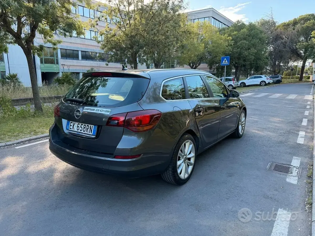 Usata Opel Astra Cosmo 110 CV (80 kW) 2011 Grigio Station wagon