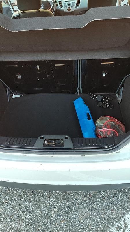 Usata Ford Fiesta 68 CV (50 kW) 2010 Bianco Utilitaria