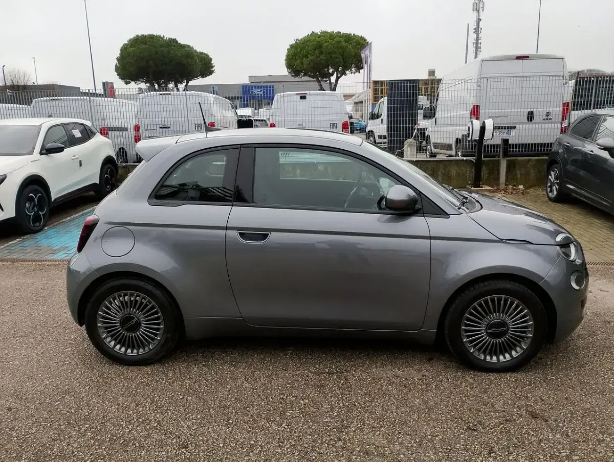 Usata Fiat 500e Icon 86 kW (118 CV) 2021 Grigio Berlina