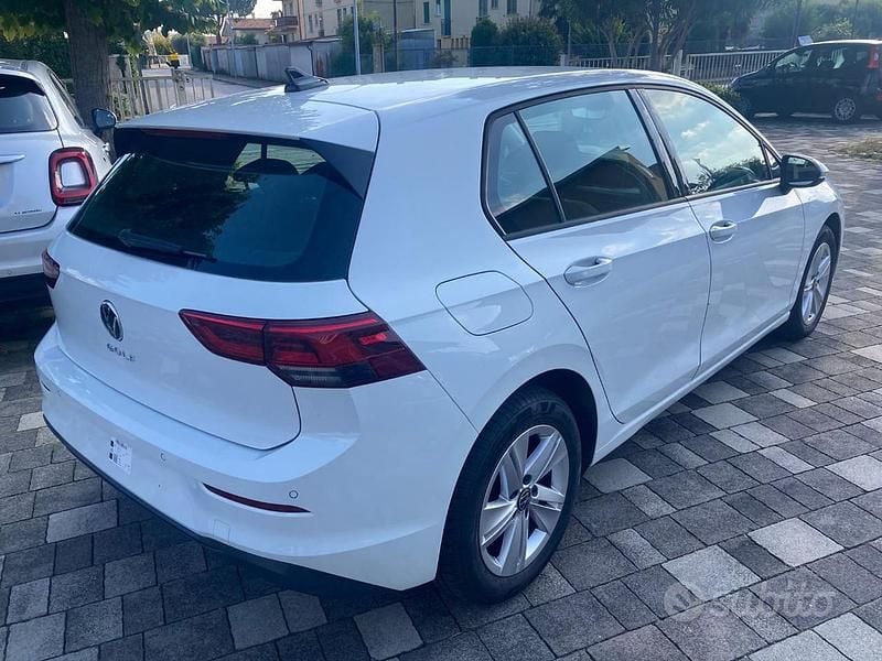 Usata VW Golf VIII Life 131 CV (96 kW) 2022 Bianco Berlina