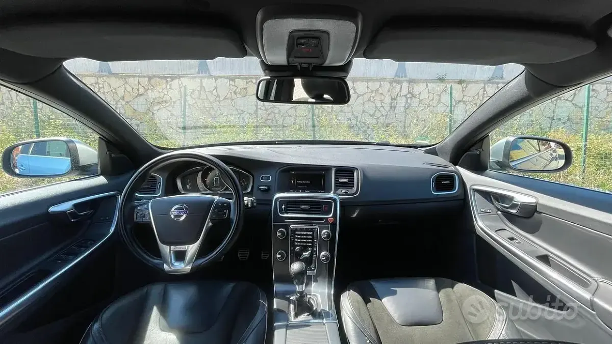 Usata Volvo V60 R-Design Momentum 203 CV (149 kW) 2014 Bluazzurro Station wagon