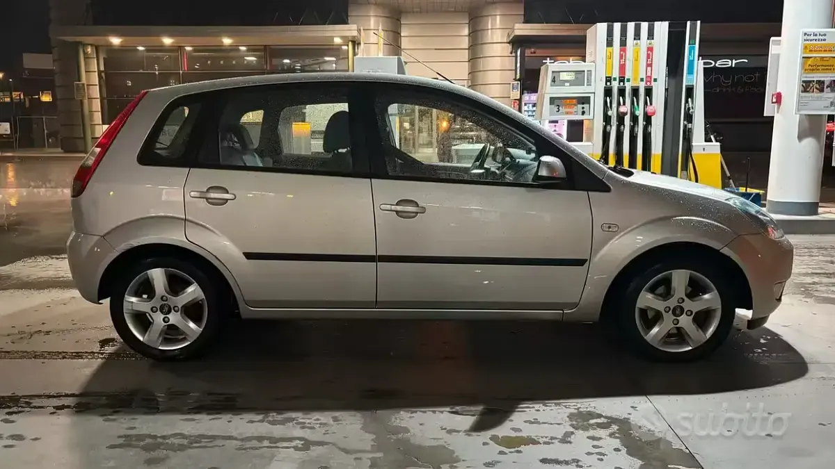 Usata Ford Fiesta 75 CV (55 kW) 2005 Grigio Utilitaria