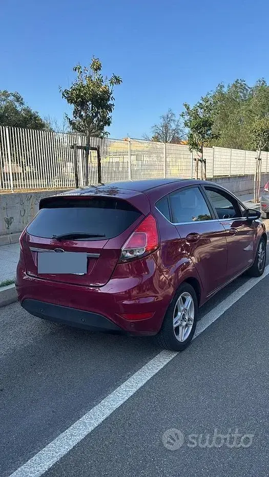 Usata Ford Fiesta 75 CV (55 kW) 2014 Rosso Utilitaria