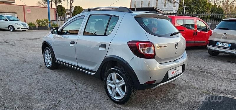 Usata Dacia Sandero Lauréate 90 CV (66 kW) 2016 Grigio Berlina