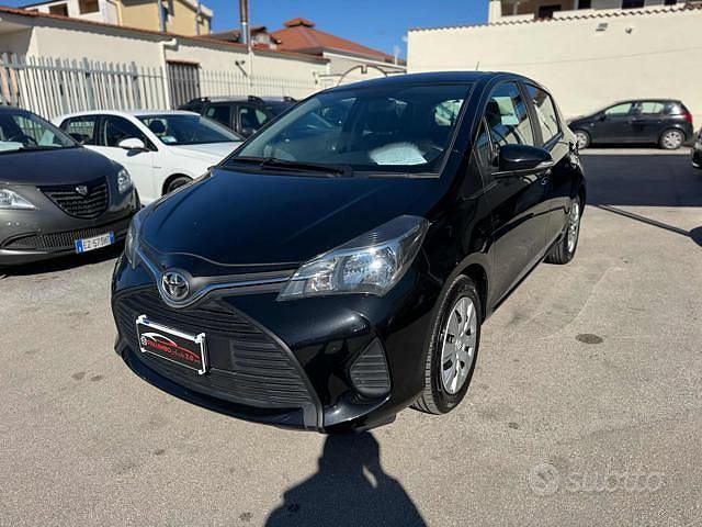 Grigio Usata 2015 Toyota Yaris Cool Tre volumi | 6900 € (Buon prezzo) - Immagine 1/4
