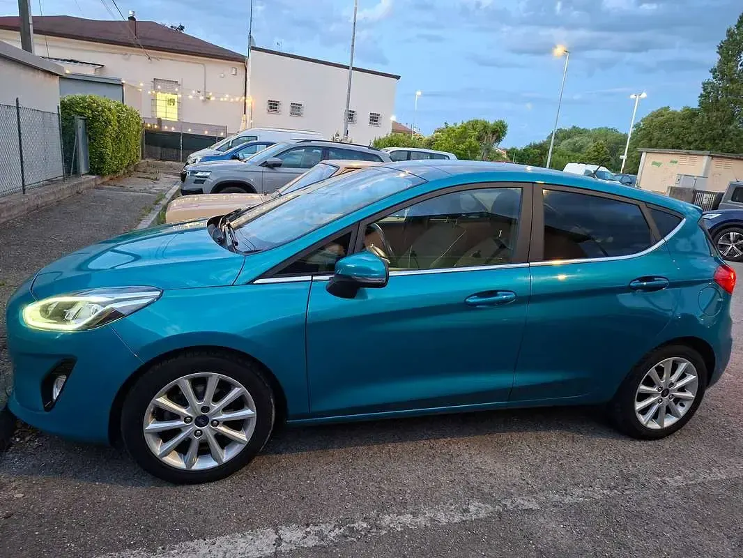 Usata Ford Fiesta Titanium 86 CV (63 kW) 2017 Blu/azzurro Utilitaria