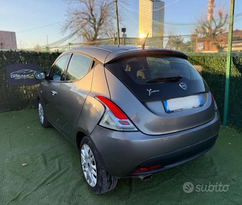 Usata Lancia Ypsilon 69 CV (50 kW) 2013 Grigio Utilitaria