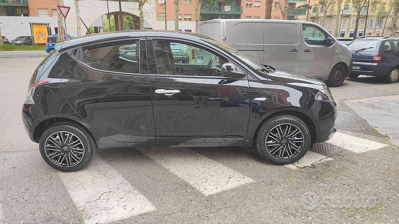 Usata Lancia Ypsilon Gold 69 CV (50 kW) 2023 Nero metallizzato Utilitaria
