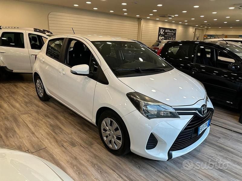 Usata Toyota Yaris Lounge 90 CV (66 kW) 2015 Bianco Utilitaria