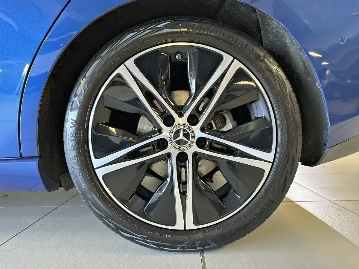 Usata Mercedes B180 AMG Line Premium Plus 116 CV (85 kW) 2023 Blu/azzurro Utilitaria