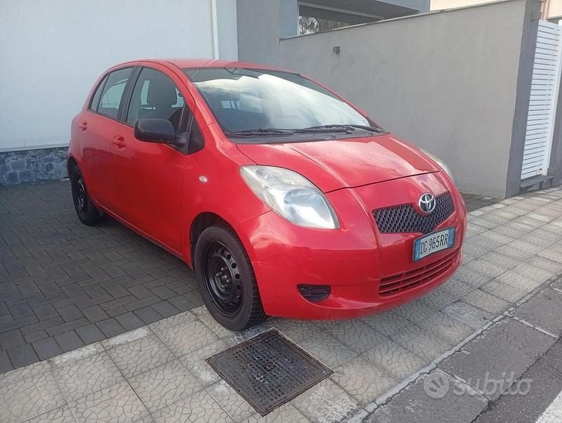 Usata Toyota Yaris Sol 69 CV (50 kW) 2007 Rosso Utilitaria