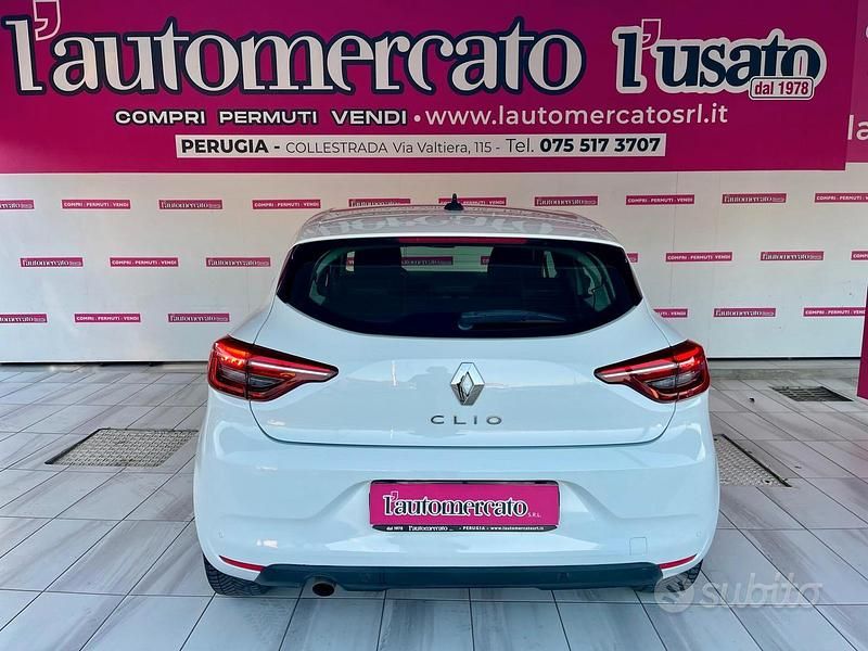 Używany Renault Clio V Zen 100 KM (73 kW) 2021 Biały Sedan/Limuzyna
