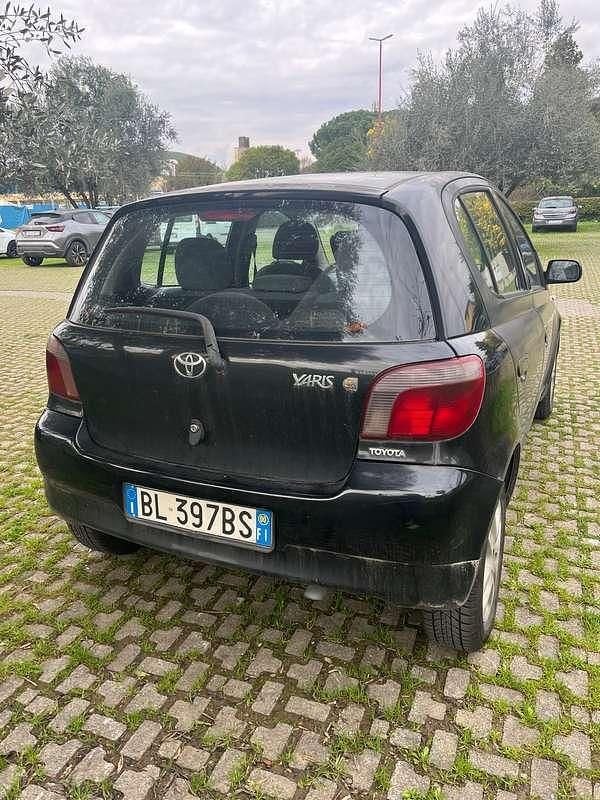 Usata Toyota Yaris Sol 68 CV (50 kW) 2000 Nero Berlina