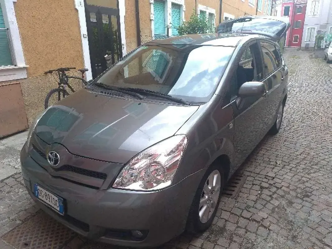 Usata Toyota Corolla Verso Sol 136 CV (100 kW) 2007 Grigio Monovolume