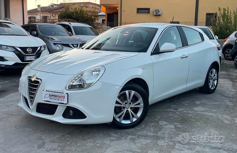 Bianco Usata 2013 Alfa Romeo Giulietta Distinctive Tre volumi | 6500 € (Buon prezzo) - Immagine 1/4