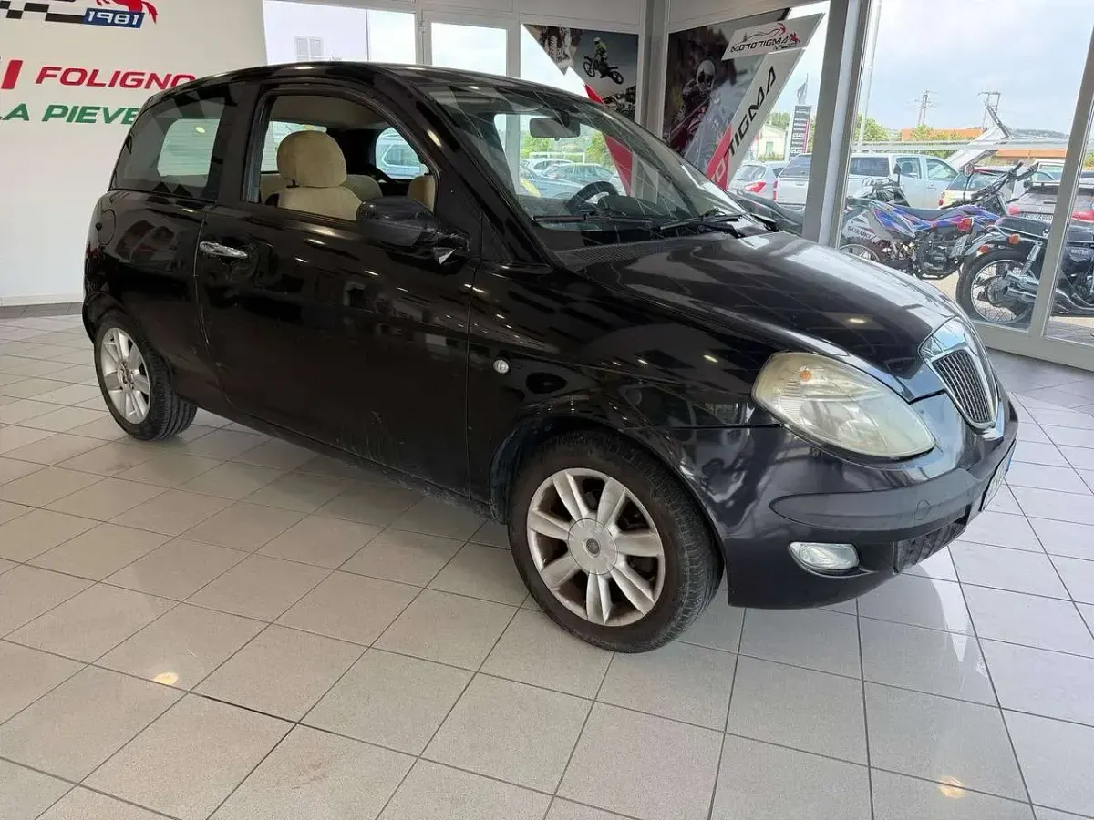 Usata Lancia Ypsilon 60 CV (44 kW) 2004 Nero Utilitaria