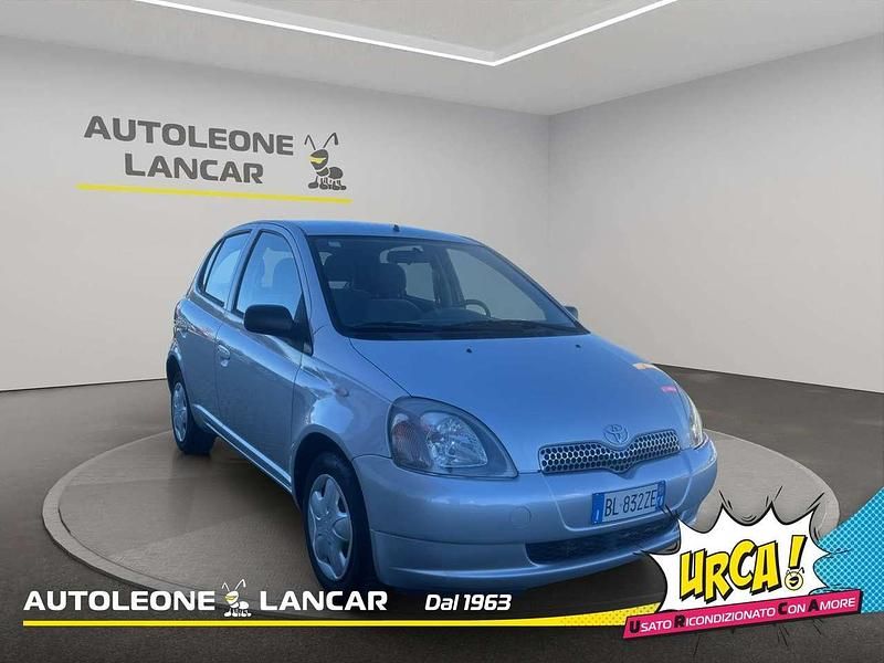Usata Toyota Yaris Sol 68 CV (50 kW) 2000 Grigio Berlina