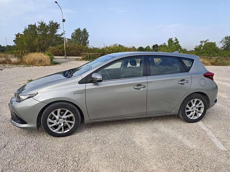 Usata Toyota Auris Hybrid Active 99 CV (72 kW) 2015 Argento Berlina
