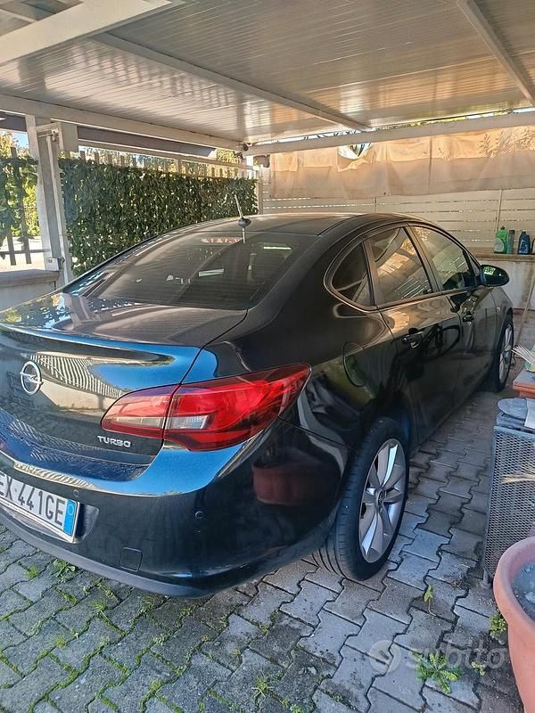 Usata Opel Astra 140 CV (102 kW) 2014 Berlina