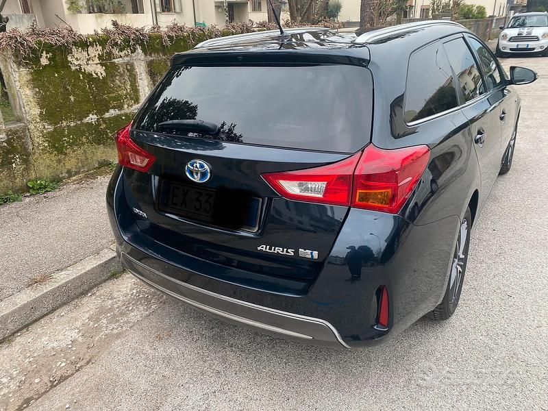 Usata Toyota Auris Hybrid 99 CV (72 kW) 2015 Blu Station wagon