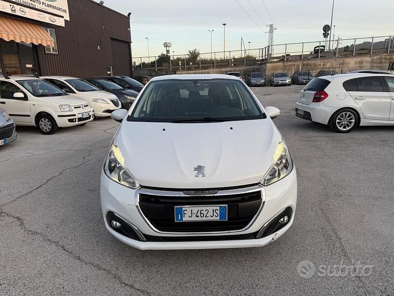 Bianco Usata 2017 Peugeot 208 Allure Due volumi | 9200 € (Buon prezzo) - Immagine 1/4