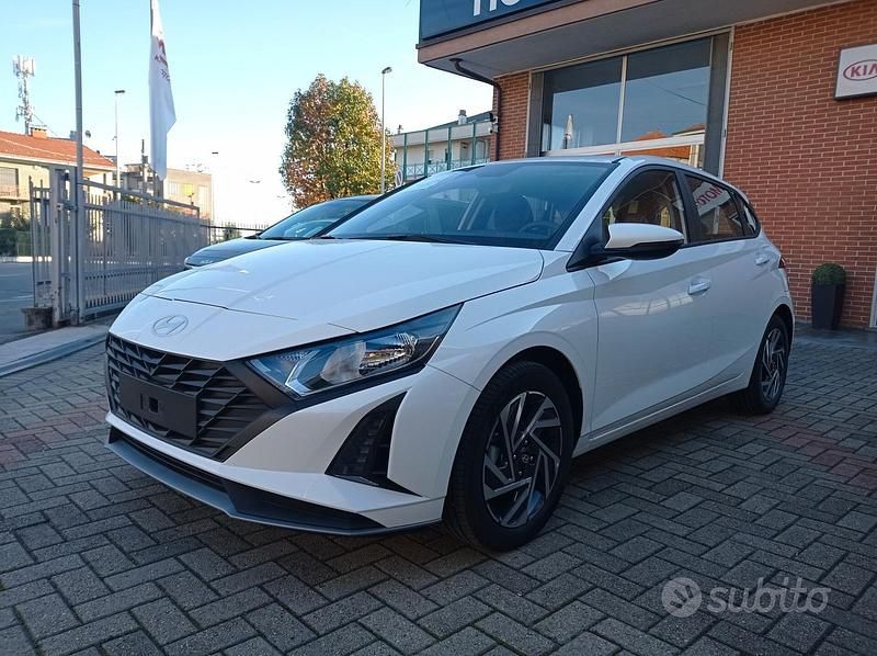 Bianco Nuova 2025 Hyundai i20 Tre volumi | 17.900 € (Buon prezzo) - Immagine 1/4