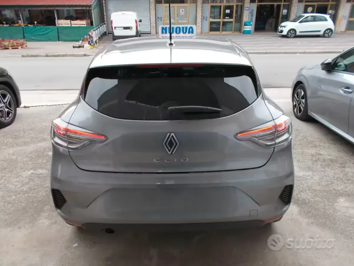 Ny Renault Clio V Evolution 90 HK (66 kW) 2026 Grå Sedan