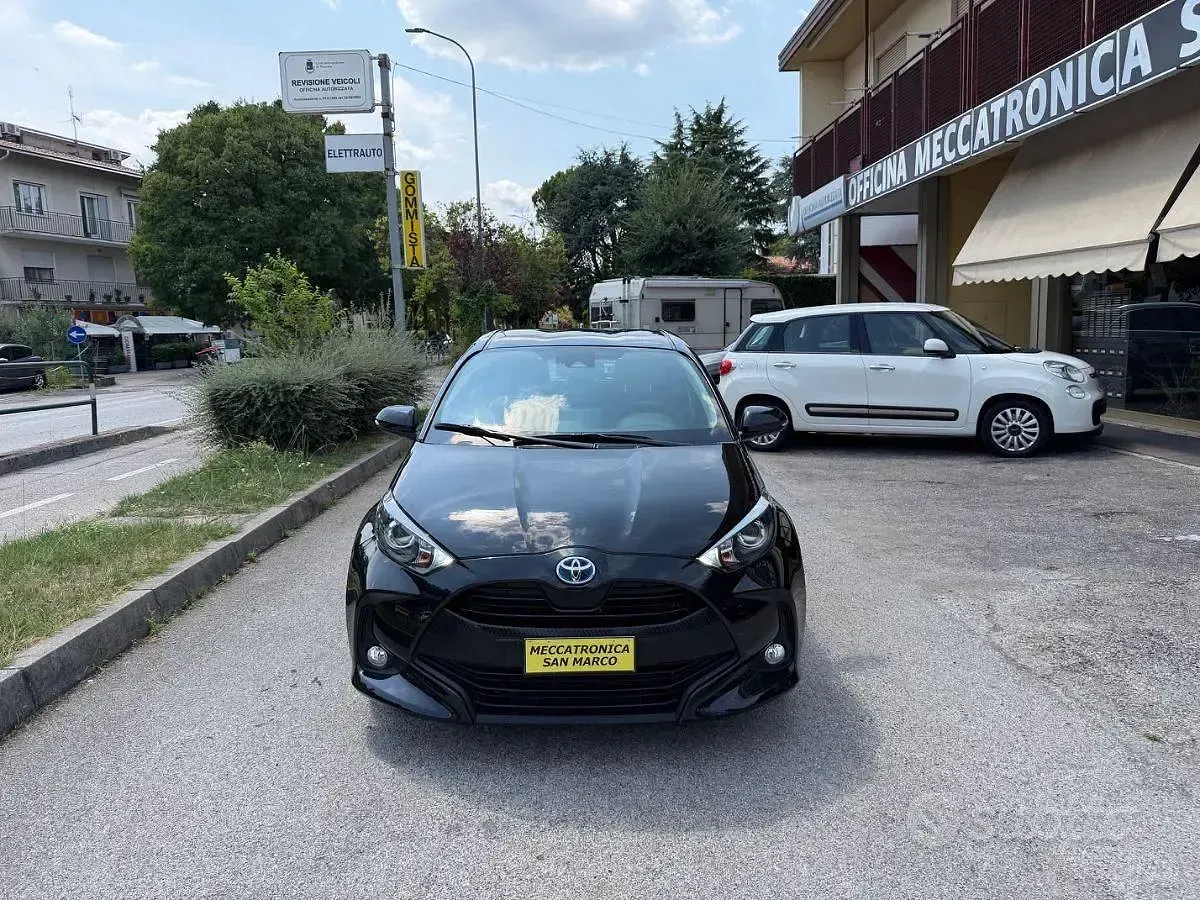 Usata Toyota Yaris Hybrid Active 92 CV (67 kW) 2022 Nero SUV