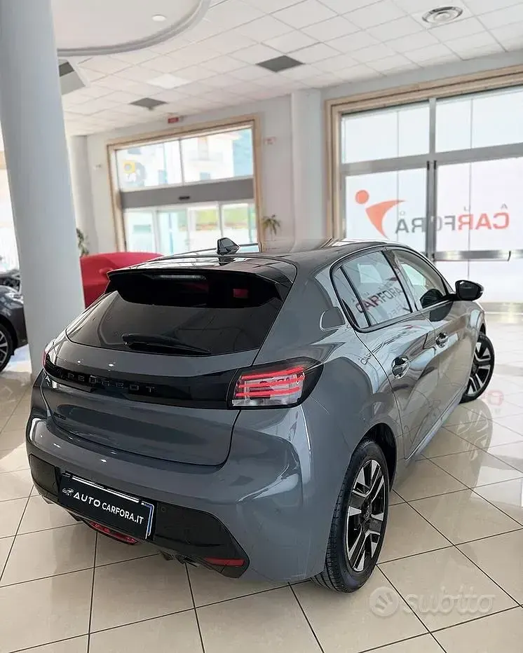 Usata Peugeot 208 Allure 101 CV (74 kW) 2025 Grigio Utilitaria