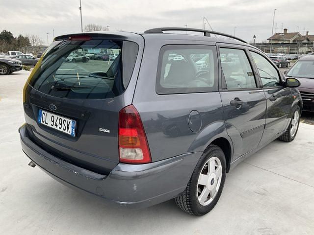 Begagnad Ford Focus Zetec 2004 Grå Kombi