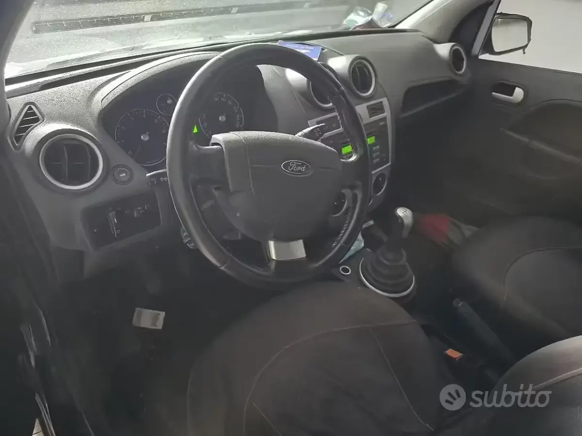 Usata Ford Fiesta 75 CV (55 kW) 2006 Nero Utilitaria