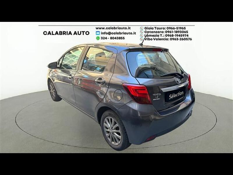 Usata Toyota Yaris Lounge 90 CV (66 kW) 2016 Grigio scuro Berlina