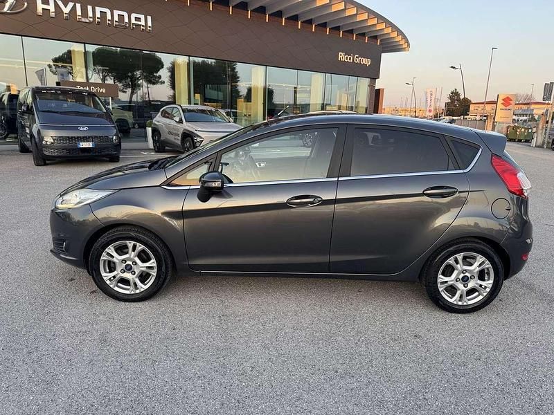 Usata Ford Fiesta Titanium 75 CV (55 kW) 2017 Grigio Utilitaria