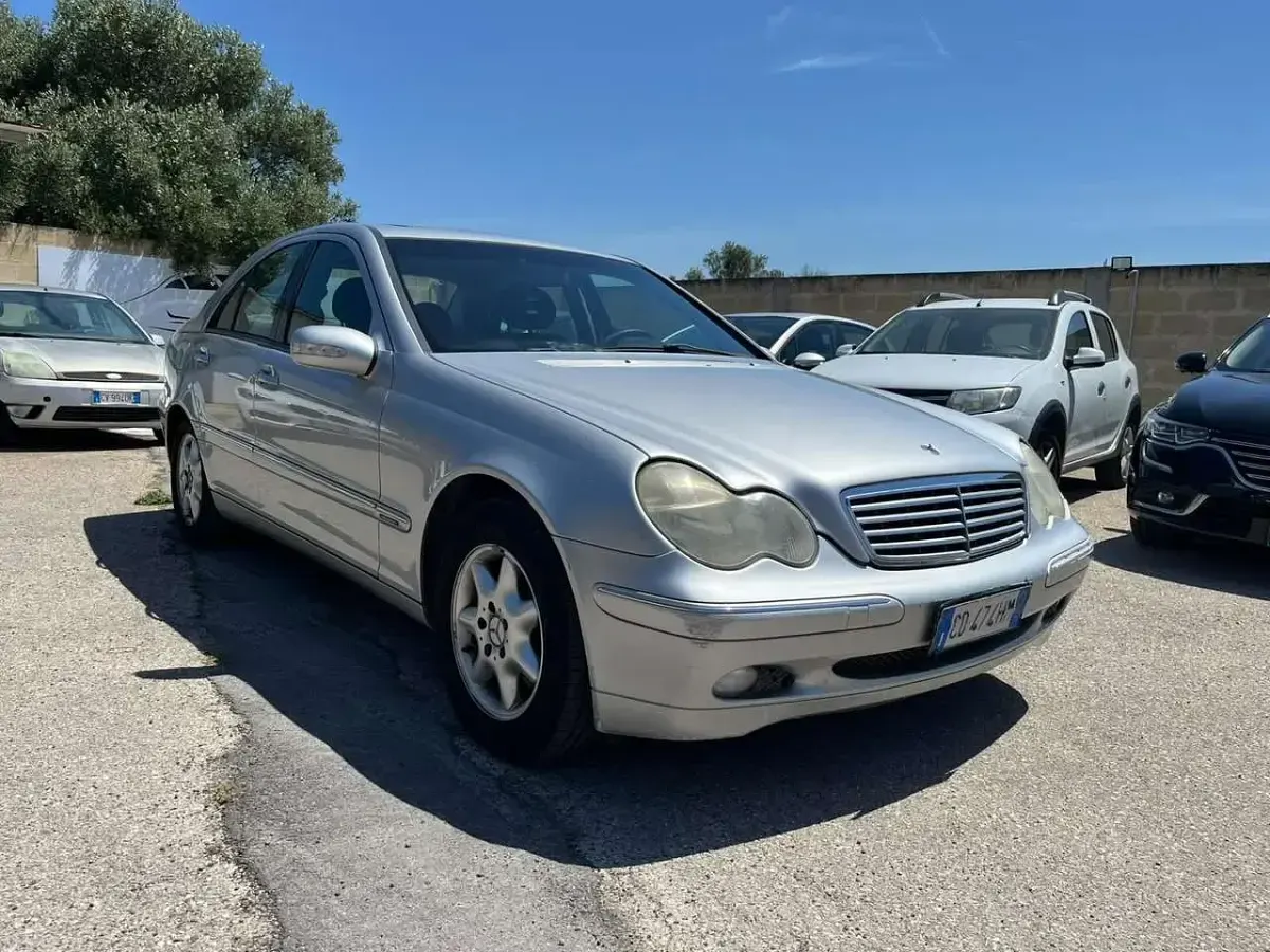 Usata Mercedes C220 Elegance 143 CV (105 kW) 2002 Argento Berlina
