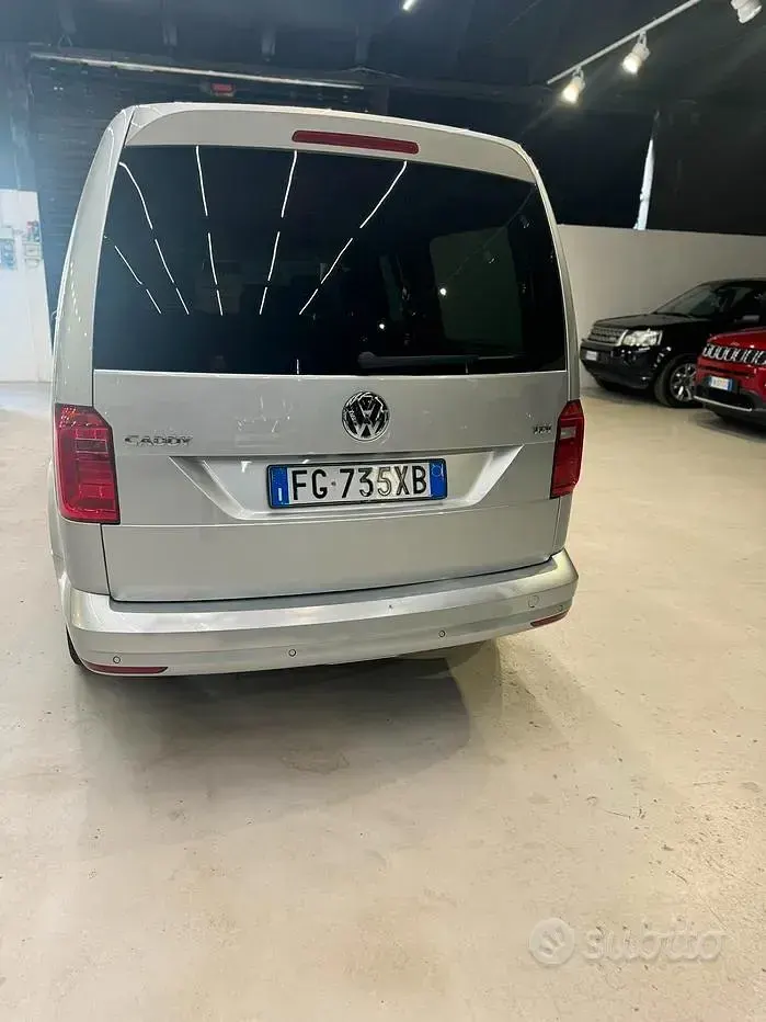 Usata VW Caddy Highline 102 CV (75 kW) 2017 Grigio Monovolume