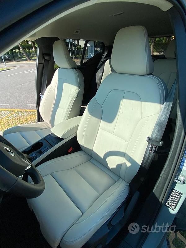 Usata Volvo XC40 Core 163 CV (119 kW) 2024 Grigio SUV