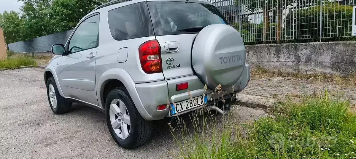 Usata Toyota RAV4 116 CV (85 kW) 2005 Grigio SUV