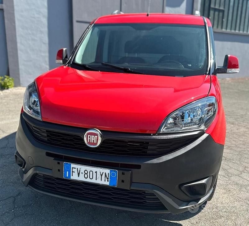 Usata Fiat Doblò Lounge 120 CV (88 kW) 2019 Rosso Monovolume