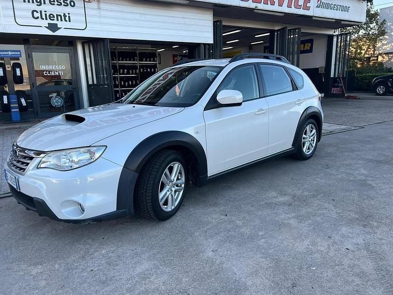 Bianco Usata 2011 Subaru Impreza Comfort Tre volumi | 6990 € (Buon prezzo) - Immagine 1/4
